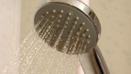 ¿Bañarse con agua caliente es riesgoso?, esto explica la UNAM