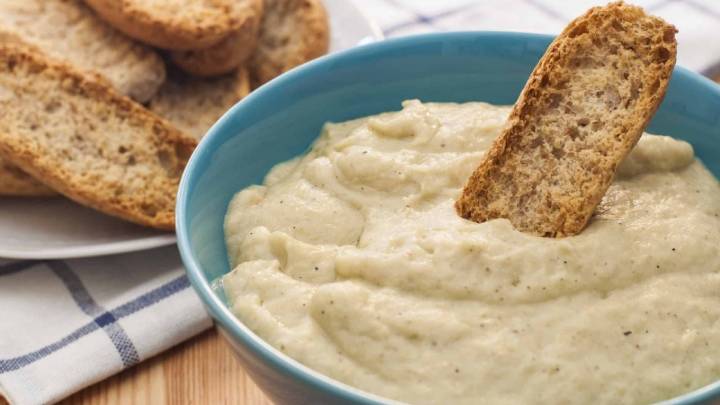Crema de berenjenas y ajos asados: la receta perfecta si querés picotear algo en tu próxima juntada