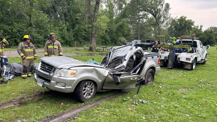 Una mujer murió y un hombre resultó gravemente herido después de que un árbol grande cayera sobre un camión durante clima severo