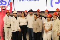 Senador Rubén Gallego visitó fábrica en Iowa y prometió luchar por mantener el sueño americano