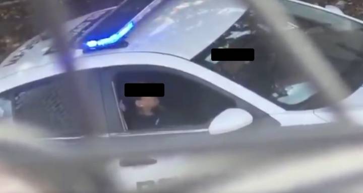 Captan a Policías de CDMX en Actos Sexuales a Bordo de una Patrulla; SSC se Pronuncia