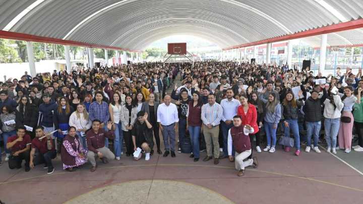 Beca alcalde de Tlalnepantla a más de mil jóvenes para continuar estudios