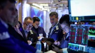El dólar oficial subió a $1370, cayeron los bonos y las acciones perdieron hasta 10%