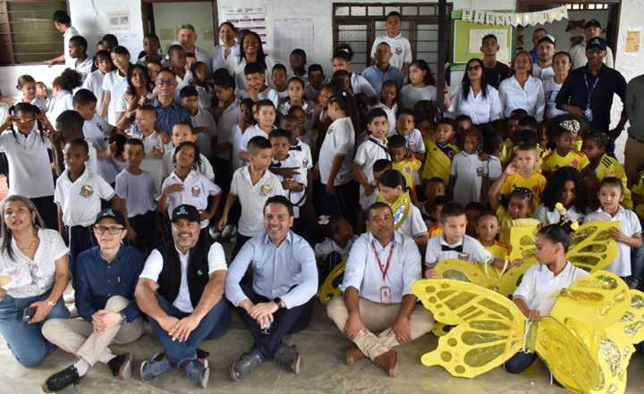 Mejoran la calidad del agua para estudiantes en zona rural de Buga