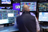Cierra Wall Street con doble récord