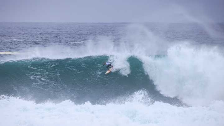 Olas gigantes ponen a prueba a los mejores surfistas en el Abanca Pantín Classic Galicia Pro