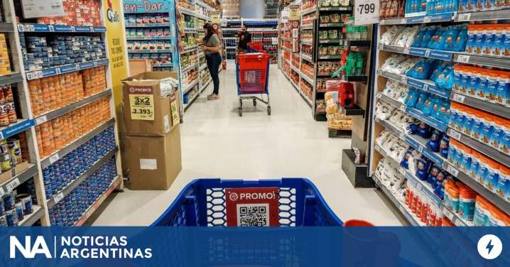 El consumo se contrajo en mayoristas y registró leve suba en supermercados en junio, según el Indec