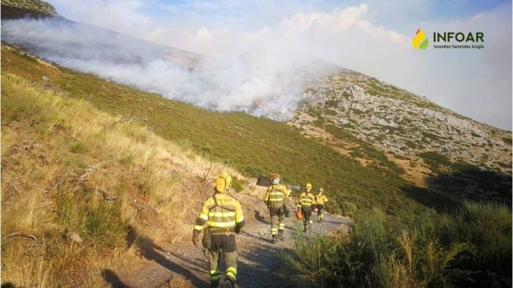 Los efectivos aragoneses trabajan en asegurar el perímetro del incendio de Barniedo de la Reina