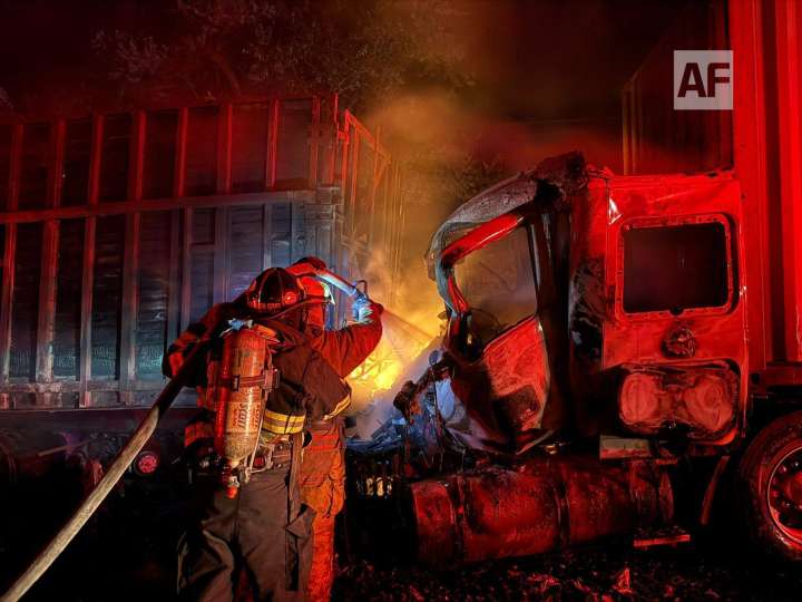 Fuerte accidente en la autopista Guadalajara – Colima deja un muerto y provoca incendio