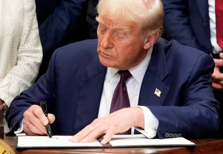 Trump signs order to ensure ‘resilient’ supply chain for essential medicines in US