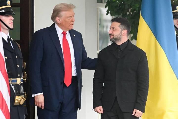 Controversia superada. Zelensky cambia el uniforme militar por un traje negro y revive la polémica con el periodista trumpista