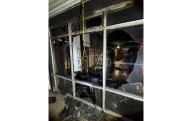 Ingresan a restaurante, roban y le prenden fuego