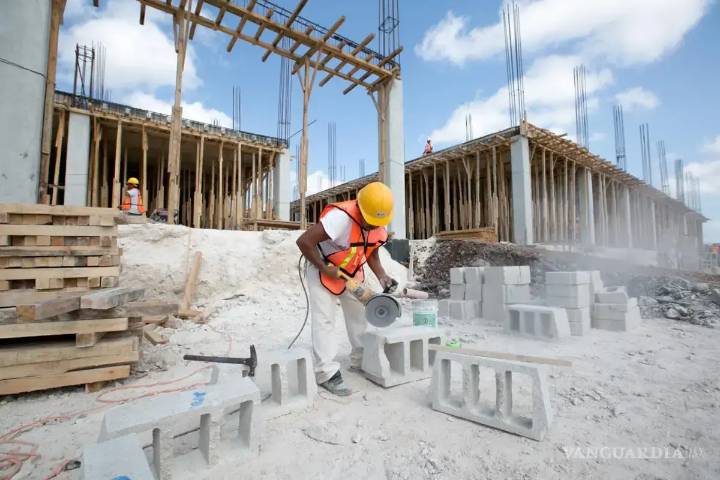 Mejora Coahuila entrega block y cemento a bajo costo en comunidades de Arteaga