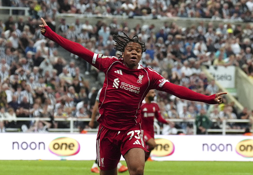 Rio Ngumoha, de 16 años, anota gol agónico para que Liverpool gane 3