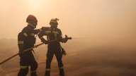 Rescatan al límite a un vecino que no quiso evacuar su casa por el fuego