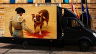 Asturies Antitaurina despliega un Xixón el camión antitaurinu cola imaxe d'un perru siendo toreáu