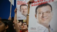 En Turquía fueron arrestados más de 40 opositores incluyendo un alcalde y sus asesores