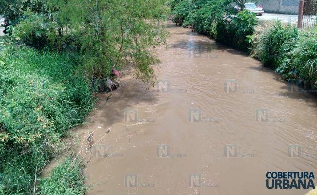 Rescatan a mujer arrastrada por la corriente del río Mololoa en Tepic