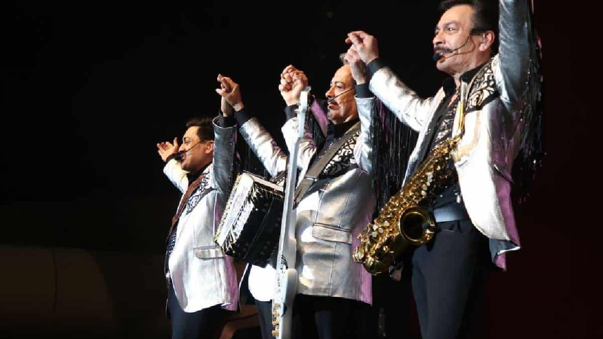 Vocalista de Los Tigres del Norte sufre aparatosa caída durante un show en México