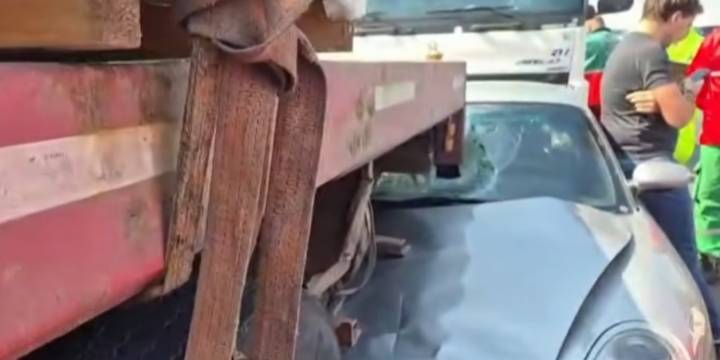 Un Porsche quedó destruido tras un accidente en la Avenida Cantilo
