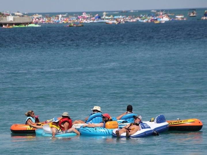 Canada, U.S. Coast Guards warn people to avoid Port Huron Float Down