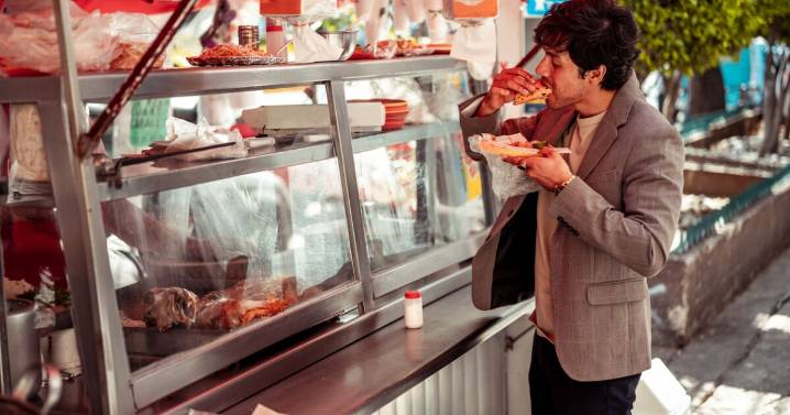 ¿Comes cerca del Metro? IPN encuentra bacterias fecales en puestos de comida