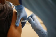 Restricciones a vacunas de COVID-19 llegan en medio de aumento de casos en Houston