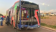 Un micro lleno de pasajeros descarriló y chocó en el Acceso Sur: hay heridos