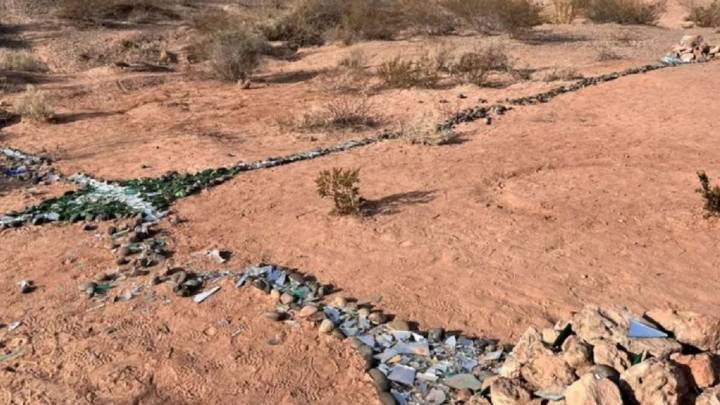 Neuquén: el misterio de la cruz gigante que apareció hecha con vidrio molido y metales