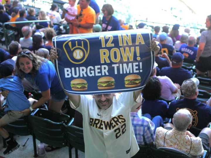 ¡Hamburguesas gratis para todos! La increíble promesa que cumplirá una cadena tras un récord histórico de la MLB