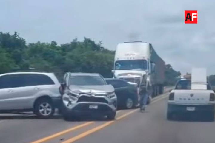 Reportan choque múltiple en autopista Manzanillo–Armería; preliminarmente solo daños materiales