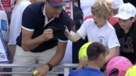 Vergüenza en el US Open: captan a un millonario CEO robándole un regalo a un niño