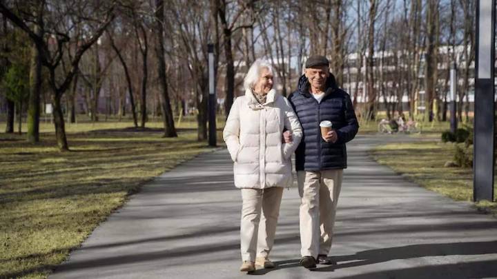 ¿Existe una forma correcta de caminar? Esto podría marcar la diferencia en la vejez, revela estudio