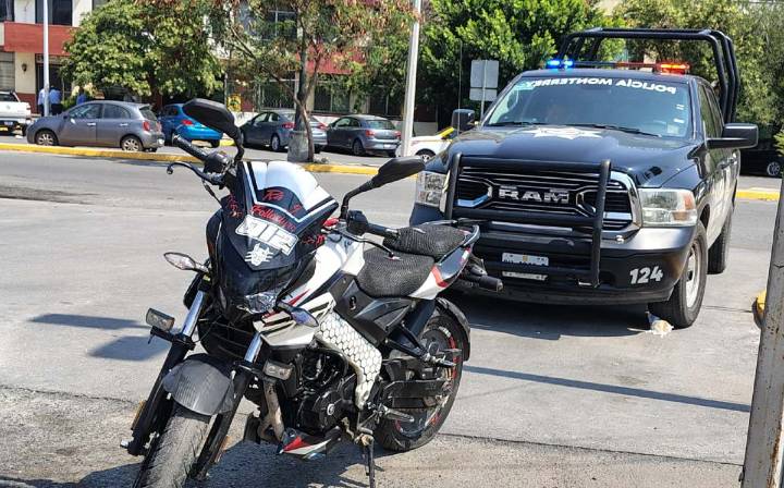 Abandonan motocicleta robada afuera de tienda de conveniencia en Barrio Antiguo