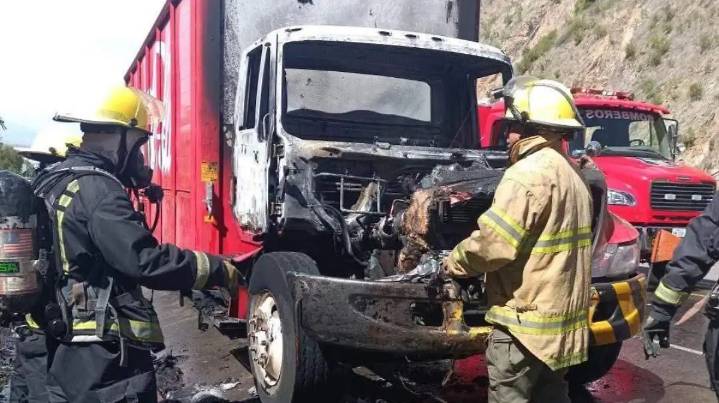 Camión de Coca Cola se incendia en el Corredor de la Montaña