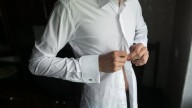 Qué significa no abrocharse todos los botones de la camisa, según la psicología