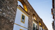 La ciudad de Portugal que es Patrimonio de la Humanidad y tiene un acueducto con casas incrustadas