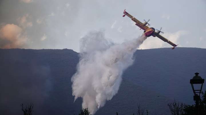 Los incendios dan un respiro a las puertas de un fin de semana en el que el calor incrementará el riesgo de nuevos focos