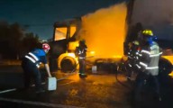 Fuego consume tráiler con toneladas de pasta dental en el Libramiento Noroeste