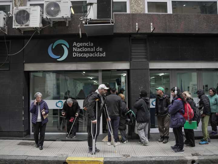 Dinero, contratos multimillonarios y una orden de extracción en caliente de celulares: el detalle de los allanamientos por el caso de los audios