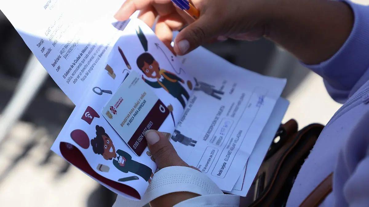 Mi beca para empezar: quiénes deben recoger la tarjeta para el apoyo a útiles y uniformes escolares
