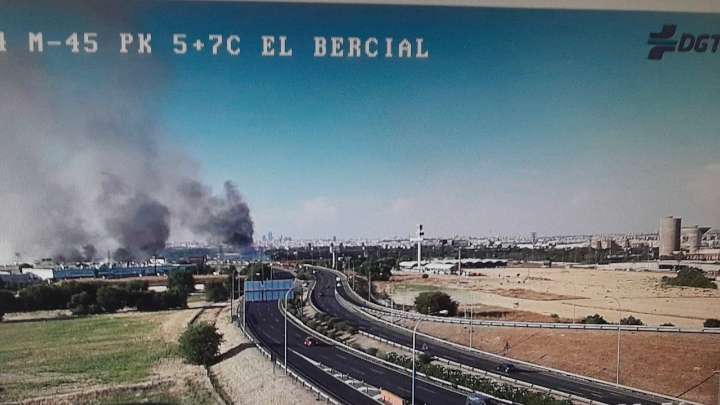 Alerta por un incendio de vegetación en la M-45, a la altura del kilómetro cinco