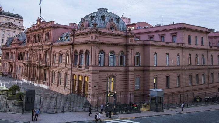 Milei invitó a su equipo a una función privada de "Homo Argentum" en Casa Rosada