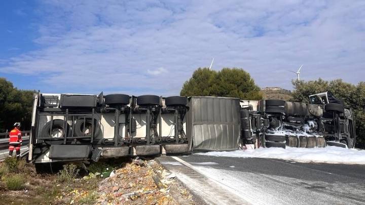 Un muerto y un herido grave tras salirse de la carretera y volcar un camión