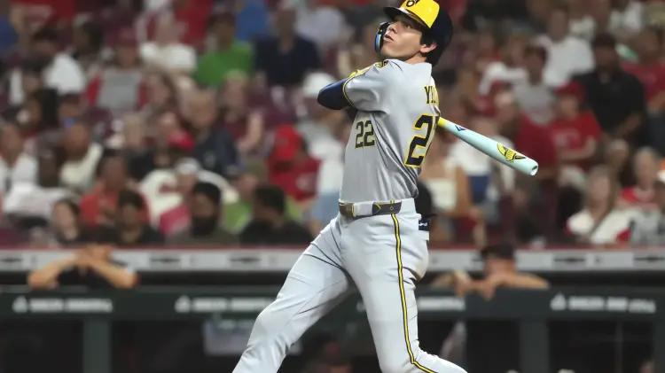 Cerveceros remontan con jonrones de Yelich y extienden racha a 13 victorias