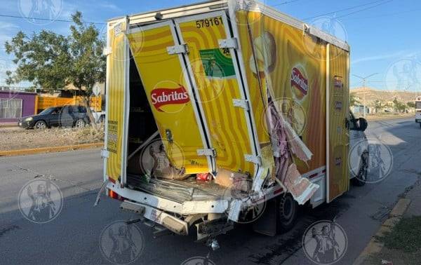 Chofer de transporte provoca accidente contra camión de frituras