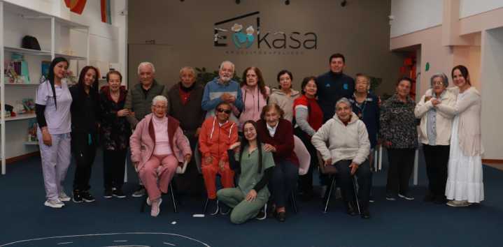 Donde los abuelitos no pesan, reinan: en una casa que huele a vida