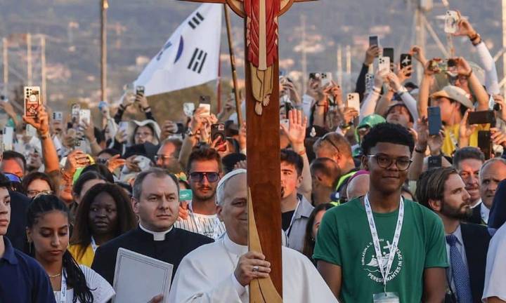 León XIV reúne a un millón de jóvenes en las afueras de Roma y los llama a “no conformarse”
