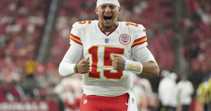 One pass, one TD: Mahomes, Chiefs get off to good start in 20