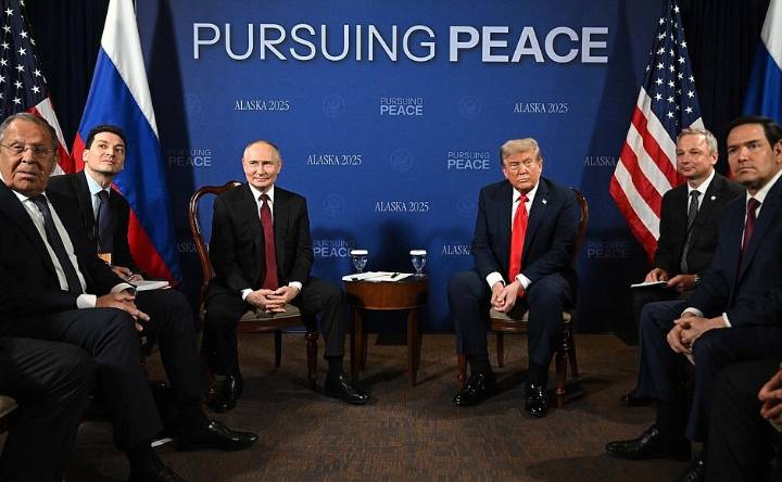 US mixes praise with pressure on Russia